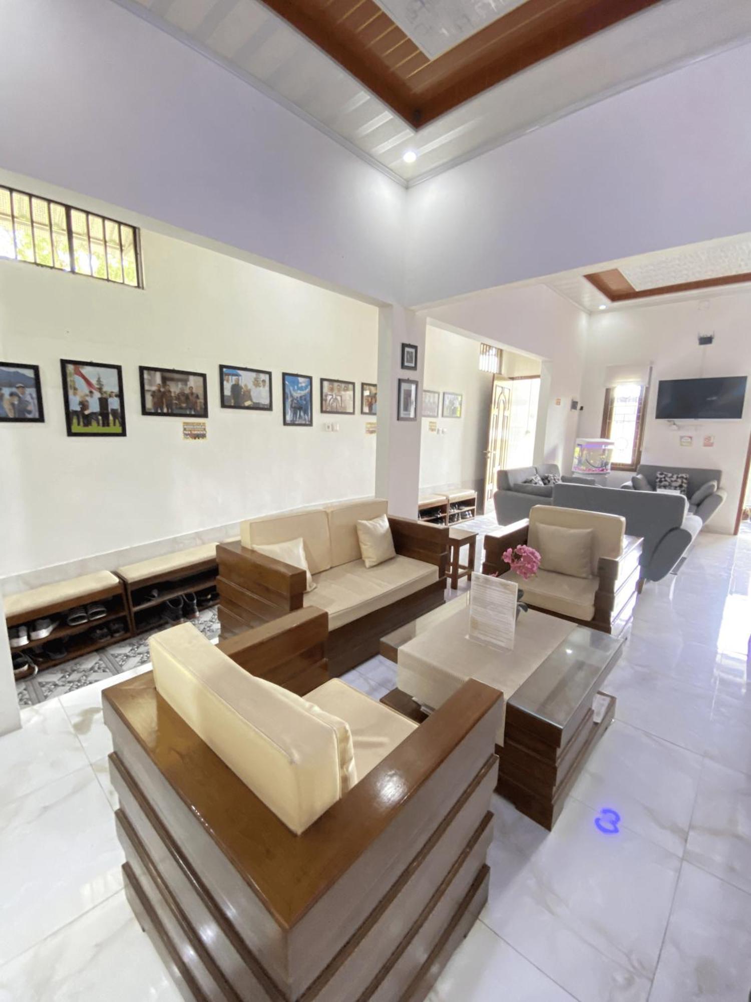 Villa Remboelan Shariah Guest House Solo Exterior foto